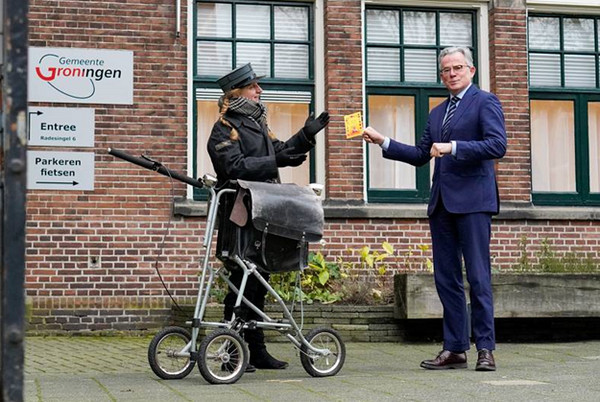 Burgemeester van Groningen Koen Schuiling krijgt eerste Lieve Briefje